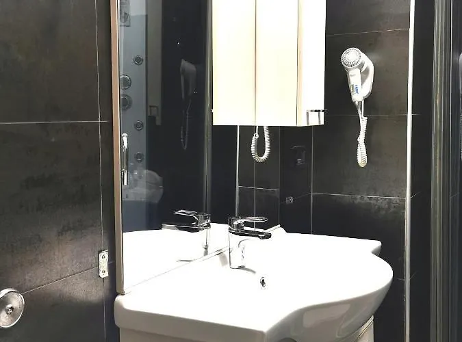 Cinema House 2 לינה וארוחת בוקר 3*